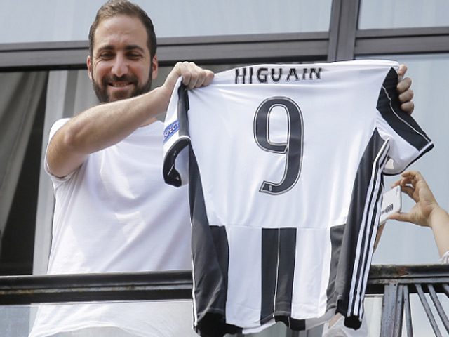 Bóng đá - Vụ Higuain 90 triệu: Bà trẻ Juventus, ông già Arsenal