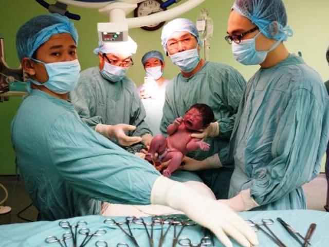 Sức khỏe đời sống - Bé gái đầu tiên chào đời nhờ mang thai hộ ở miền Trung
