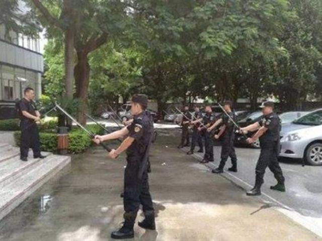 Thế giới - TQ: Cảnh sát được cấp vũ khí trông như kiếm samurai