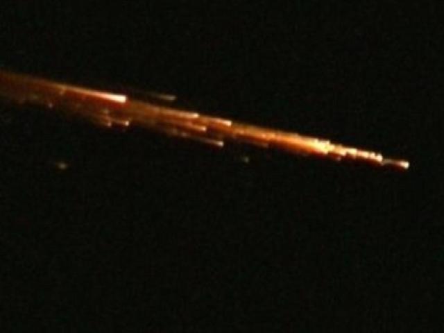 Thế giới - Video: Mảnh vỡ tên lửa TQ bốc cháy trên bầu trời Mỹ