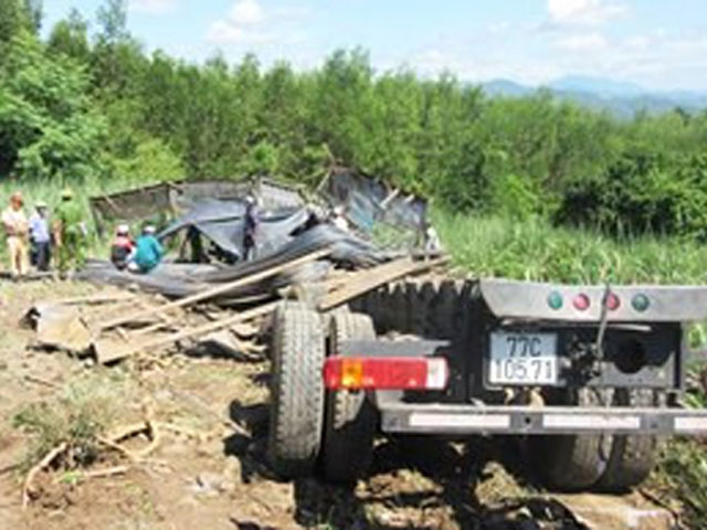 Tin tức trong ngày - Xe chở thép lao xuống ruộng mía, 3 người tử vong