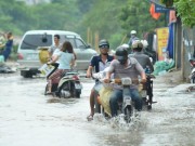 Tin tức trong ngày - Một ngày sau bão số 1, người Thủ đô vẫn bì bõm lội phố