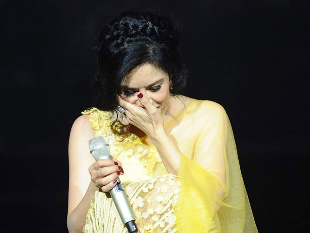 Ca nhạc - MTV - Thu Phương nghẹn ngào bật khóc trên sân khấu