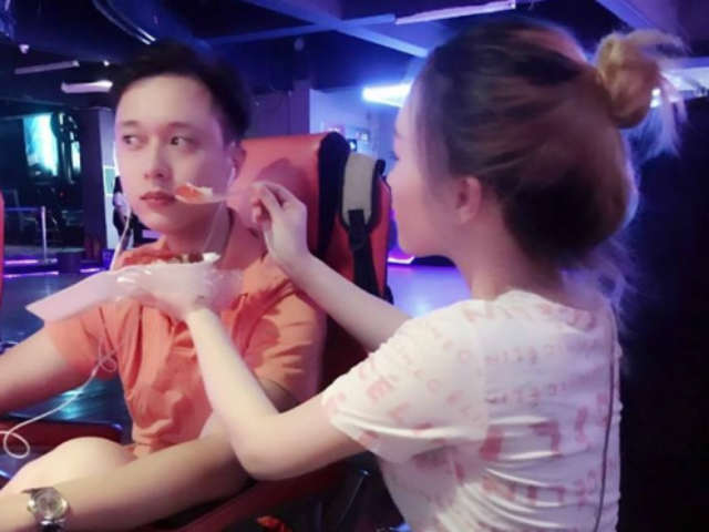 Bạn trẻ - Cuộc sống - Bức ảnh "cô gái đút cho người yêu ăn" gây xôn xao