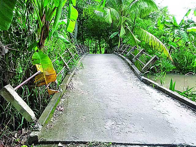 Tin tức trong ngày - Phá hàng loạt lan can cầu để ô tô của cán bộ đi