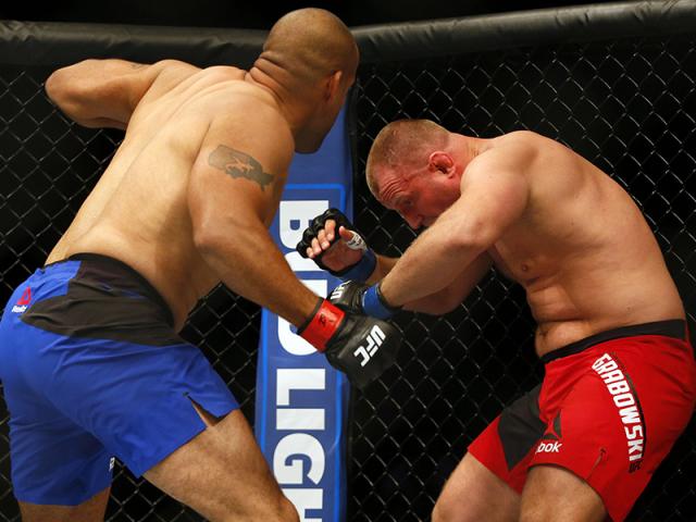 Thể thao - UFC: Knock-out lịch sử 14 giây đấm đối thủ nằm sàn
