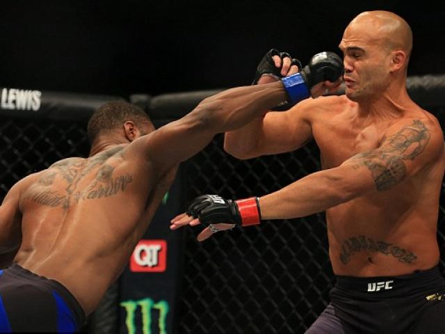Thể thao - UFC: 132 giây biến nhà vô địch thành "bịch bông"
