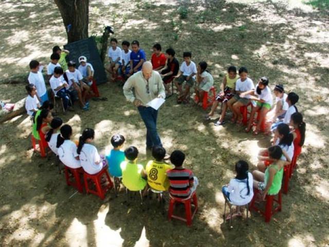 Tin tức trong ngày - Lớp học ông Tây ở “làng thảm sát”
