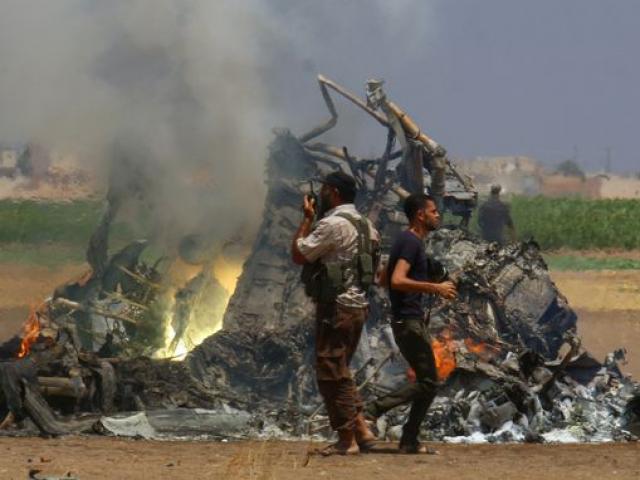 Thế giới - Xác phi công Mi-8 Nga bị đám đông kéo lê trên đất?