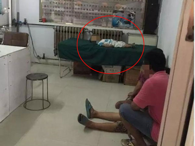 Bạn trẻ - Cuộc sống - Xót xa bé trai tử vong vì trò tung hứng của mẹ