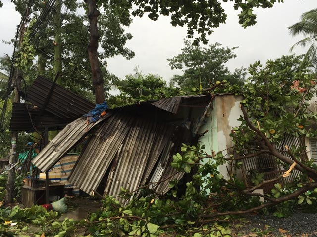 Video An ninh - Clip: Giông lốc kinh hoàng "tàn phá" vùng ven Sài Gòn