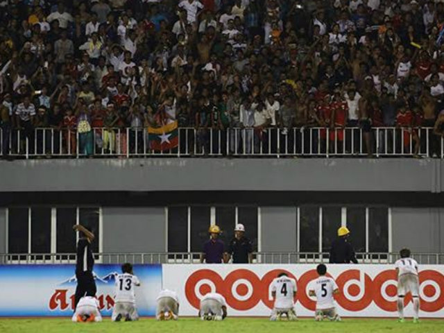 Bóng đá - Sốc cảnh cầu thủ Myanmar quỳ gối van xin CĐV ngừng "nổi loạn"