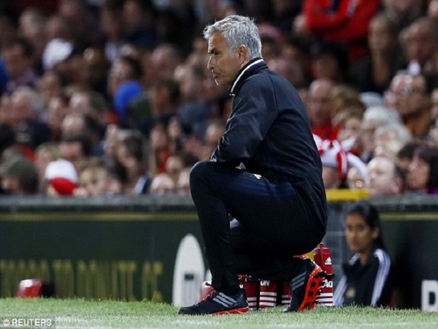 Bóng đá - Hy hữu: Mourinho phải ngồi ghế nhựa chỉ đạo MU