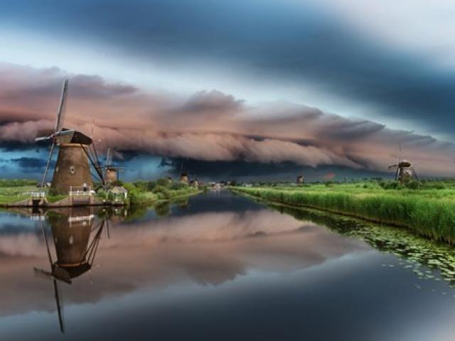 Du lịch - Ảnh đẹp ma mị về trận bão khổng lồ tại làng cối xay gió