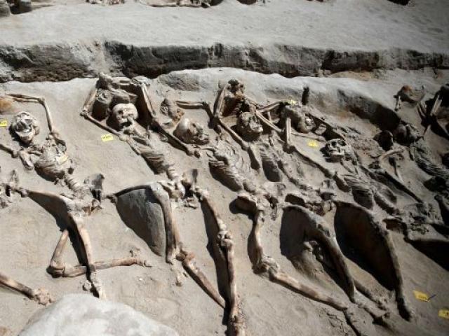 Bí ẩn 80 bộ xương người bị trói tay bằng xích ở Hy Lạp