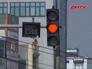 Tin tức trong ngày - Vượt đèn vàng bị phạt như đèn đỏ gây tranh cãi