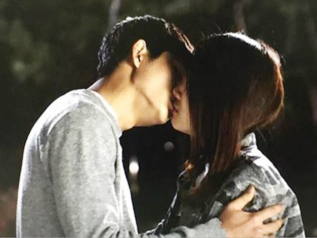 Video: Nhã Phương "cướp" nụ hôn đầu của mỹ nam xứ Hàn