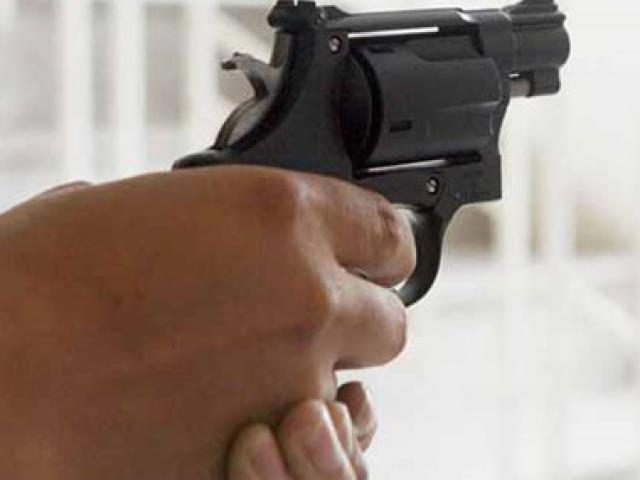 Pháp luật - Bị khởi tố vì nhặt được súng, bắn thử quay clip khoe