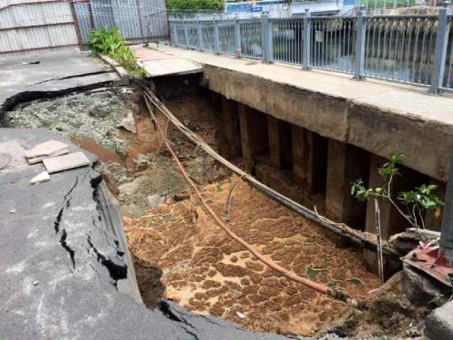 Tin tức trong ngày - "Hố tử thần" đường Trường Sa đặt lọt chiếc xe buýt