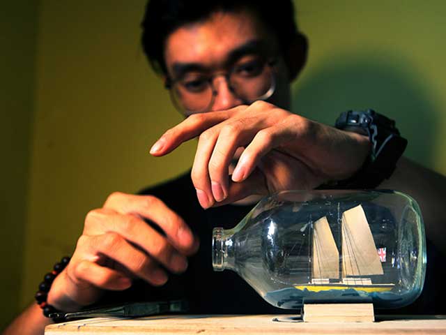 Tin tức trong ngày - “Phù thủy” 9x có tài “nhốt” tàu chiến, máy bay vào… chai