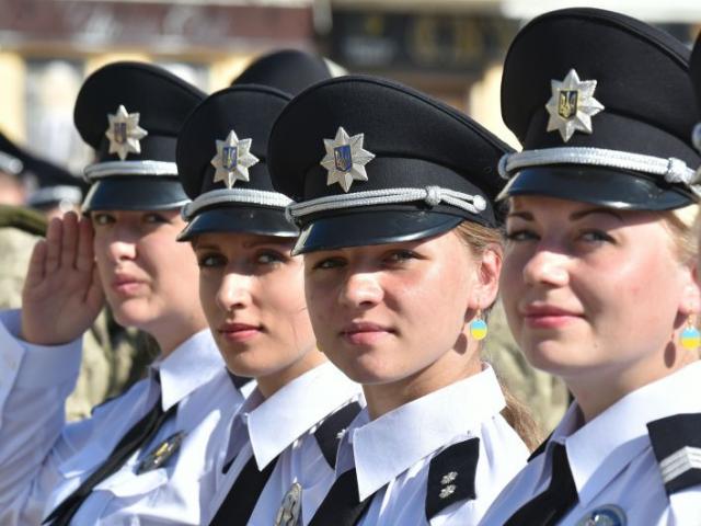 Thế giới - Dàn nữ cảnh sát Ukraine hấp dẫn chụp "tự sướng" trên phố