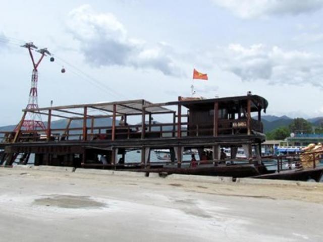 Tin tức trong ngày - Khánh Hòa: Tàu du lịch bị đâm chìm ngay tại cảng