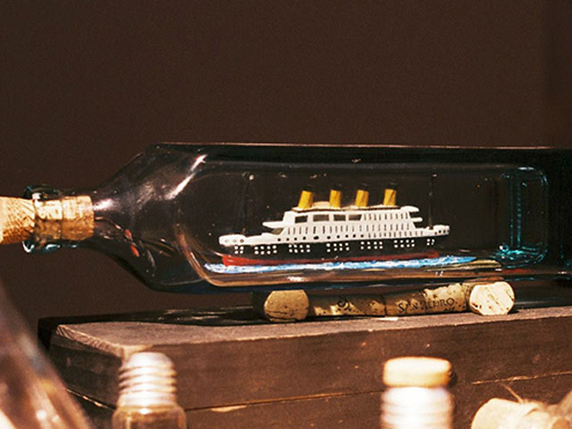 Tin tức trong ngày - Chiêm ngưỡng đội tàu chiến trong chai của "phù thuỷ" 9X