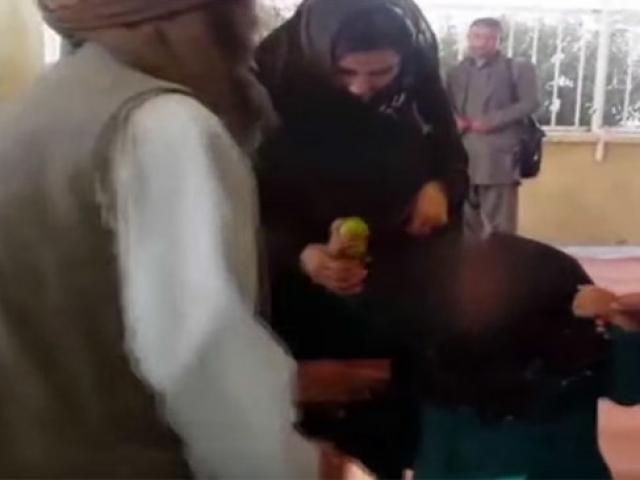 Bạn trẻ - Cuộc sống - Phẫn nộ bố bán con gái 6 tuổi để đổi chút thức ăn