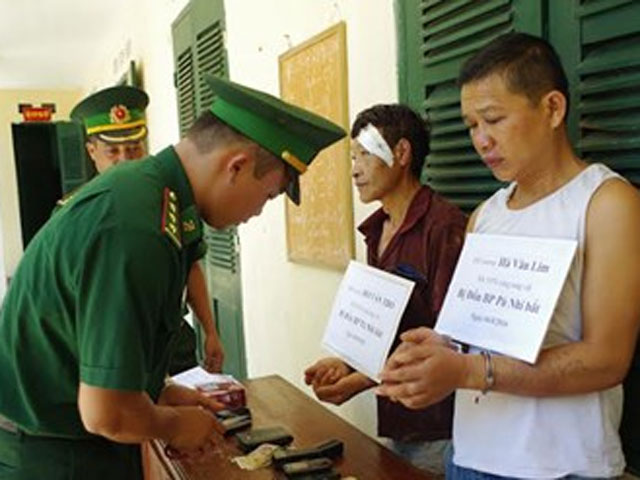 Pháp luật - Kẻ buôn ma túy phun khí độc vào biên phòng để tháo chạy