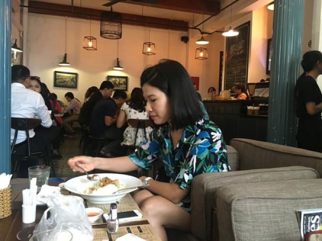 Tài chính - Bất động sản - Nhộn nhịp cửa hàng trong chung cư cũ