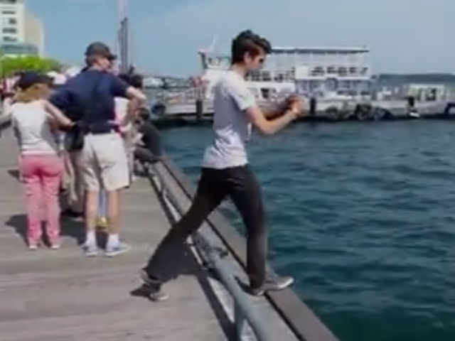 Tin tức trong ngày - Clip: Chơi Pokémon GO coi chừng dính "chưởng"