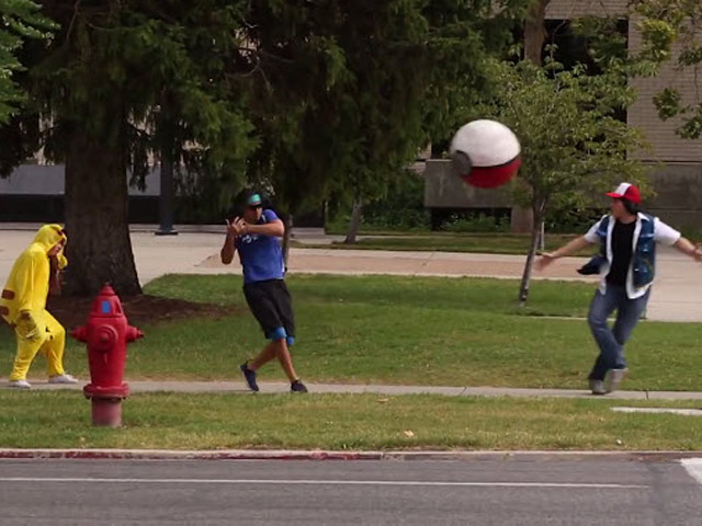 Cười 24H - "Hỗn loạn" cảnh đuổi bắt Pokemon trên phố