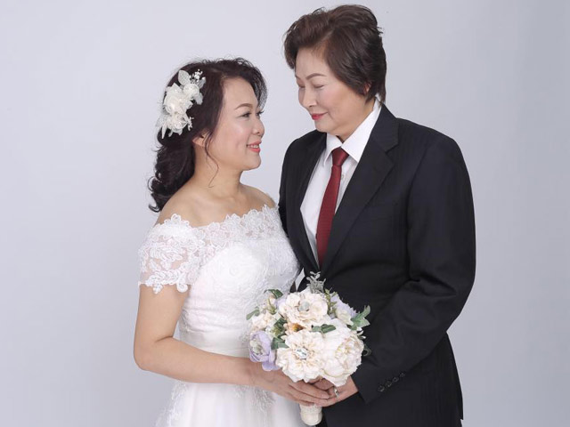 Hôn nhân đổ vỡ, hai người phụ nữ quyết định cưới nhau