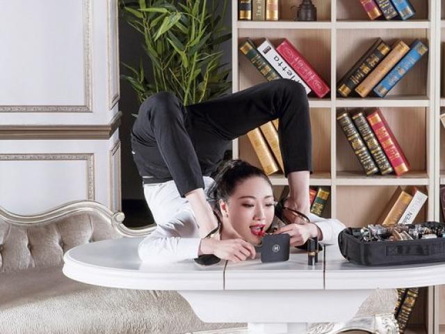Phi thường - kỳ quặc - Nữ nghệ sĩ uốn dẻo Trung Quốc…đánh son bằng chân