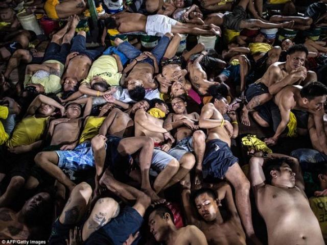 Kinh hãi 4.000 người nằm kín đặc nhà tù ở Philippines