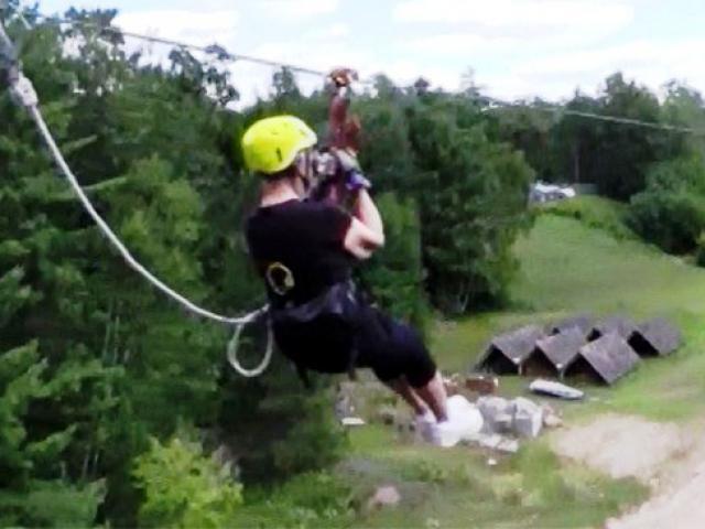 Bạn trẻ - Cuộc sống - Cụ bà mừng thọ 80 tuổi bằng màn đu dây mạo hiểm