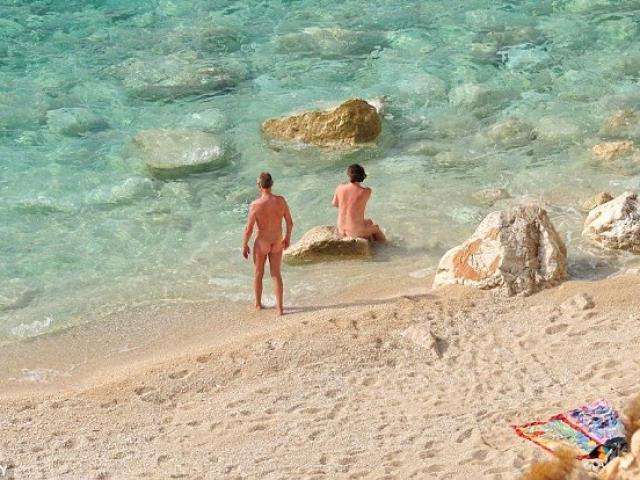 Du lịch - Gần 60% du khách Anh thích đi du lịch khỏa thân