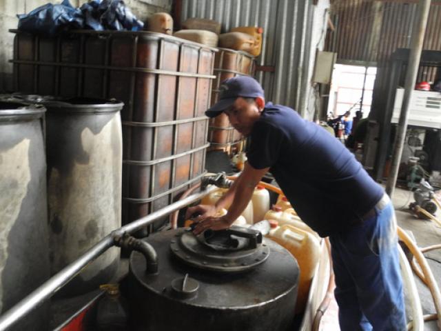 Tin tức trong ngày - Triệt phá "ổ" rút ruột xăng dầu ở TP HCM