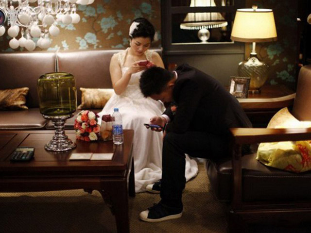 Tranh vui - Đắng lòng thanh niên trở thành "nô lệ" của công nghệ