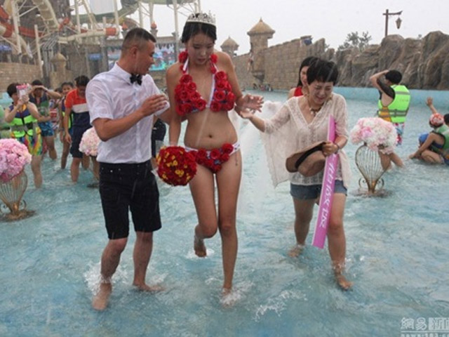 Cô gái TQ mặc bikini hoa hồng được tỏ tình trong mưa