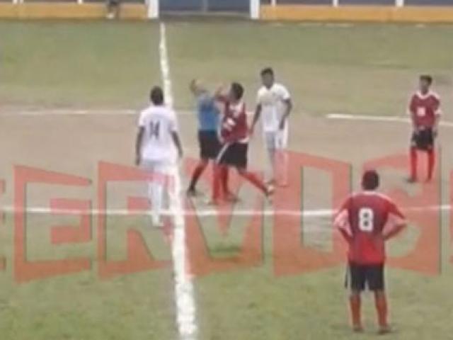 Bóng đá - SỐC: Nhận thẻ đỏ, cầu thủ đấm trọng tài tới tấp