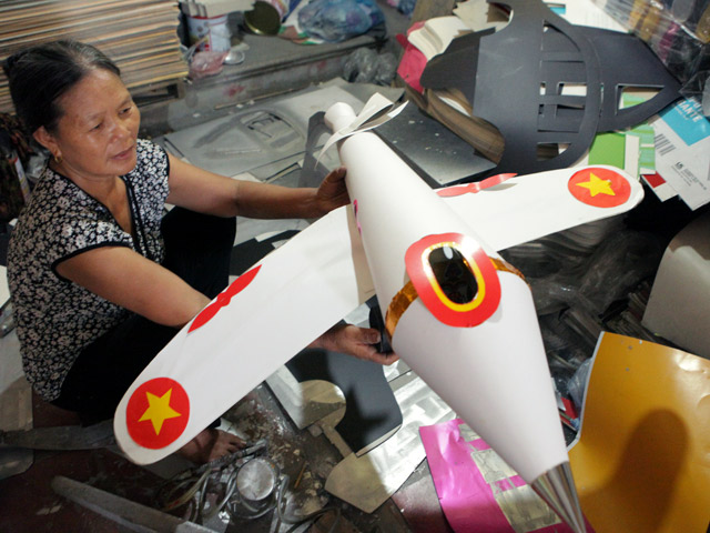 Tin tức trong ngày - Độc đáo: Người cõi âm "cưỡi" máy bay, ô tô mui trần