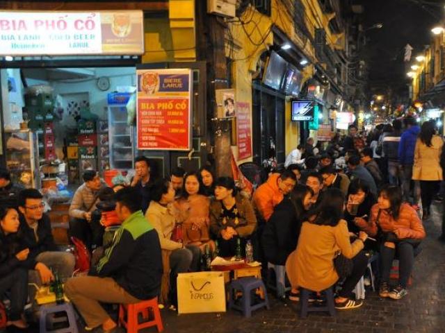 Tin tức trong ngày - Hà Nội nên dỡ bỏ "giờ giới nghiêm" ngay và luôn