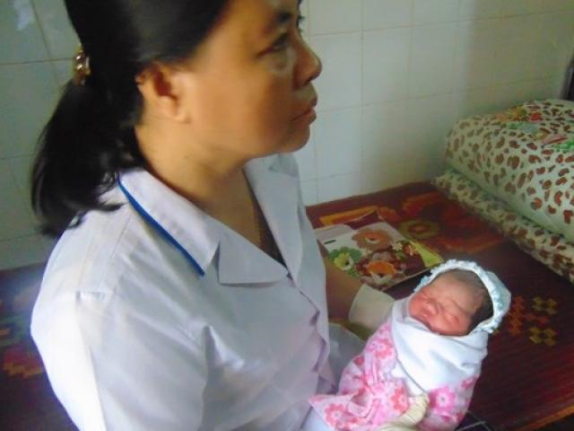 Tin tức trong ngày - Đi lễ, phát hiện bé sơ sinh bị bỏ rơi trước cửa chùa