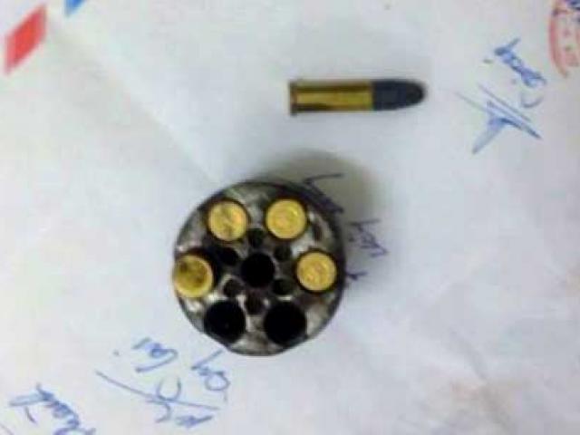 Pháp luật - Khởi tố vụ nghi vợ ngoại tình rút súng đòi bắn bố vợ