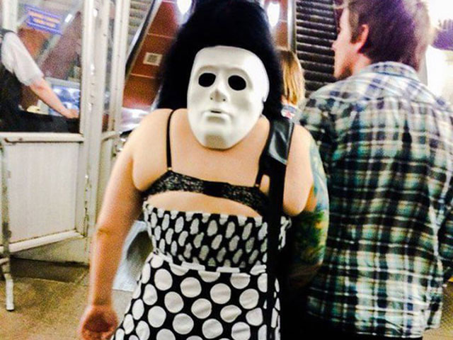 Tranh vui - Khiếp vía với những kẻ "dị hợm" nơi công cộng