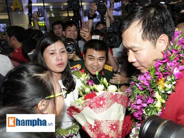 Olympic 2016 - Vợ Hoàng Xuân Vinh bật khóc giây phút gặp lại chồng