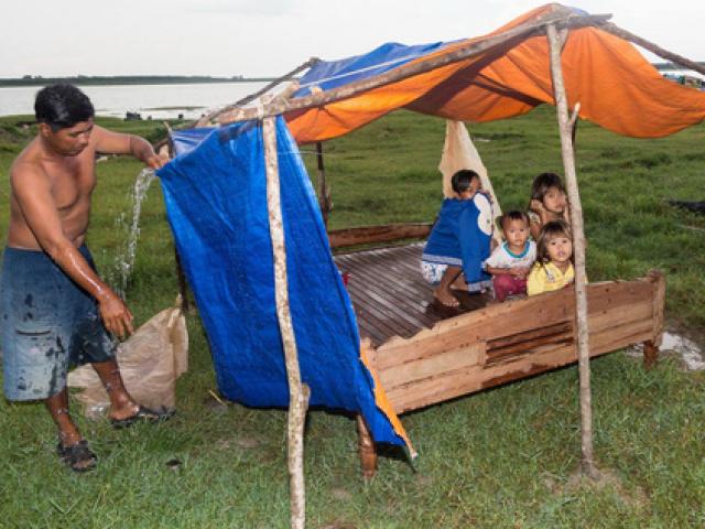 Tin tức trong ngày - Biển Hồ cạn cá, “xóm Việt kiều” tả tơi