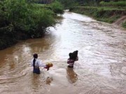 Tin tức trong ngày - Thanh Hóa: Bé trai 5 tuổi bị mưa lũ cuốn trôi trong đêm