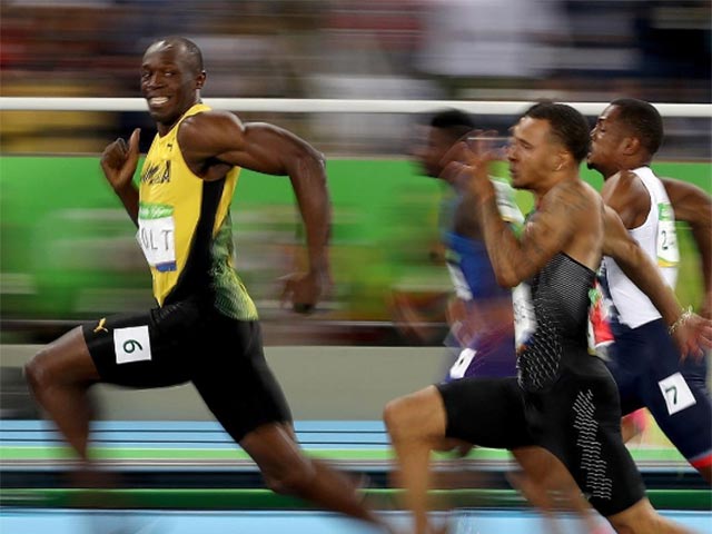 Thể thao - Vừa chạy vừa cười và vỗ ngực, Bolt vẫn "vô đối"